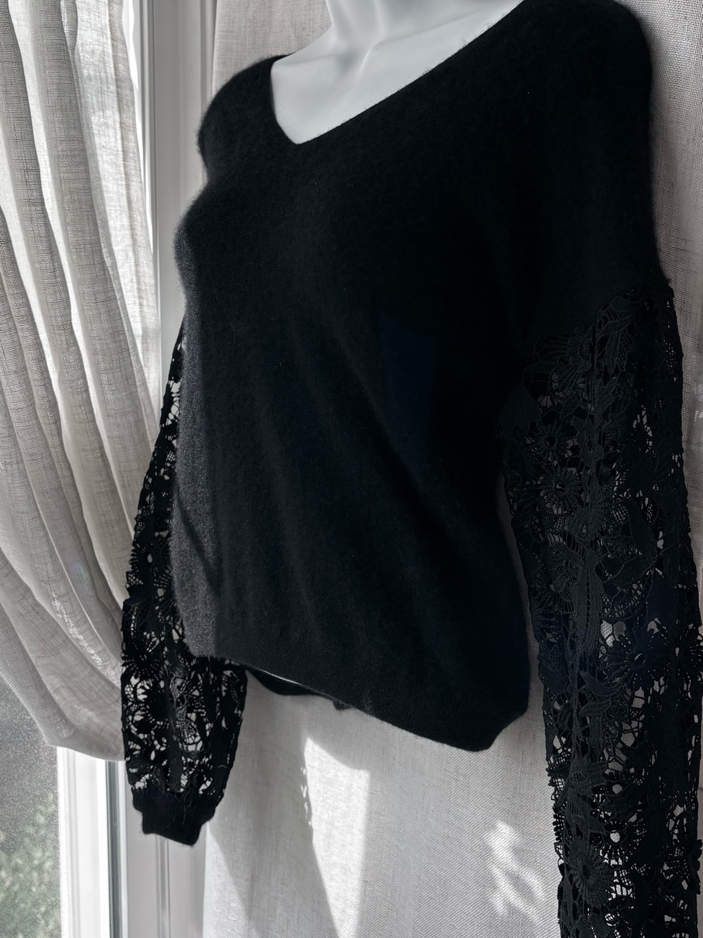 🖤 C by Bloomingdale’s Jet Black Cashmere & Floral Lace Sleeve Sweater | Size M